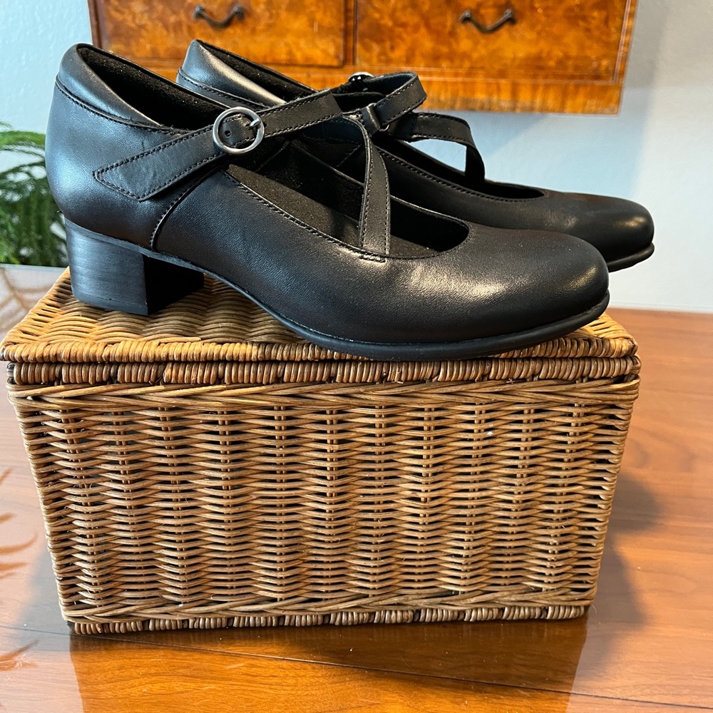 New Avaron Mary janes 7 narrow
